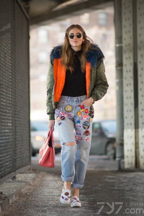 相信喜欢看街拍的MM都会对意大利博主Chiara
    Ferragni比较熟悉，身为法学系专业却对穿衣搭配颇有心得，而且无论是面孔还是高挑身材都具有很高的辨识度。嘉拉&middot;法拉格尼偏爱用甜美的色彩和硬朗的配饰营造柔中带刚的时尚造型，每一街拍套穿着显得时髦而不夸张，美艳而不风俗，绝对是欧亚通杀的穿衣模版。