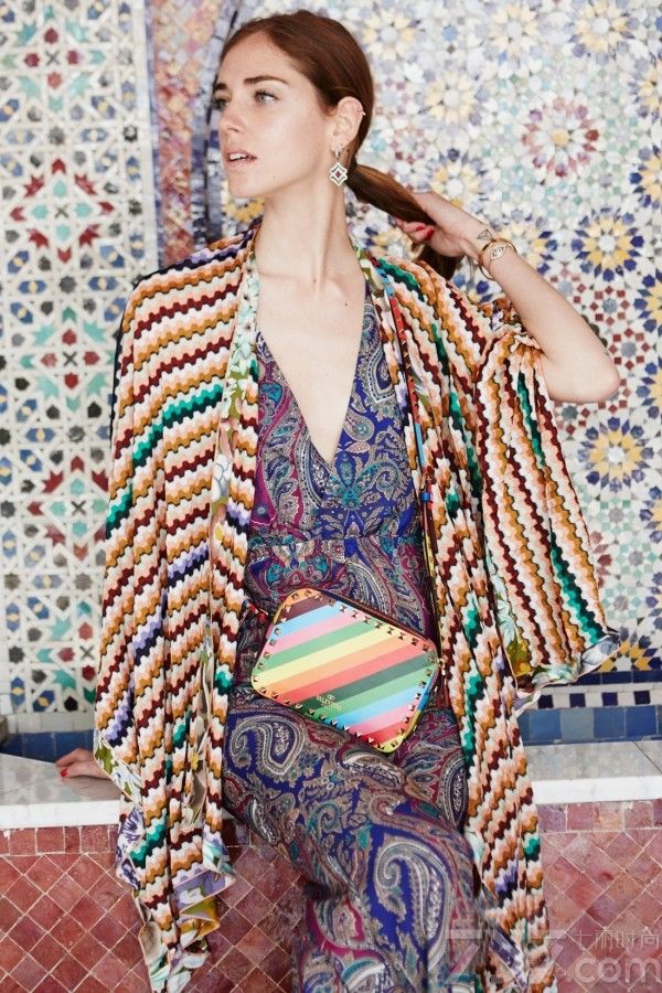 相信喜欢看街拍的MM都会对意大利博主Chiara
    Ferragni比较熟悉，身为法学系专业却对穿衣搭配颇有心得，而且无论是面孔还是高挑身材都具有很高的辨识度。嘉拉&middot;法拉格尼偏爱用甜美的色彩和硬朗的配饰营造柔中带刚的时尚造型，每一街拍套穿着显得时髦而不夸张，美艳而不风俗，绝对是欧亚通杀的穿衣模版。