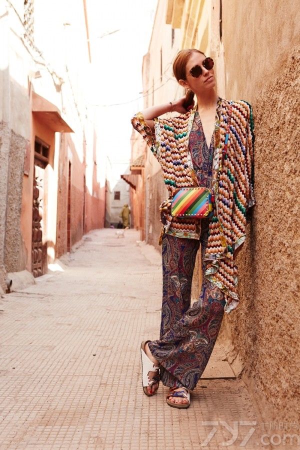 相信喜欢看街拍的MM都会对意大利博主Chiara
    Ferragni比较熟悉，身为法学系专业却对穿衣搭配颇有心得，而且无论是面孔还是高挑身材都具有很高的辨识度。嘉拉&middot;法拉格尼偏爱用甜美的色彩和硬朗的配饰营造柔中带刚的时尚造型，每一街拍套穿着显得时髦而不夸张，美艳而不风俗，绝对是欧亚通杀的穿衣模版。